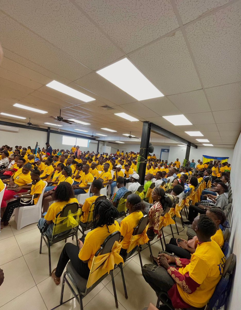 Globalinfos's tweet photo. Les Gonaïves, le 28 mars 2026 — Le Parti Haïtien pour la Démocratie (PHD) a réuni une foule importante, ce samedi, aux Gonaïves, à l’occasion d’une grande assise départementale consacrée à la réflexion sur l’avenir institutionnel du pays.
Organisée autour du thème « Démocratie, stabilité et développement : quelle Constitution pour le XXIe siècle en Haïti ? », cette rencontre a rassemblé plusieurs cadres du parti, ainsi que des dirigeants nationaux et départementaux, venus échanger sur les enjeux majeurs liés à la réforme constitutionnelle.
Dans une ambiance à la fois studieuse et engagée, les intervenants ont insisté sur la nécessité de doter le pays d’une Constitution adaptée aux réalités contemporaines, capable de garantir la stabilité politique, de renforcer les institutions démocratiques et de favoriser le développement durable.
L’événement a également été marqué par une forte participation des jeunes. Plusieurs centaines, membres du parti, ont répondu présents, témoignant d’un intérêt croissant de la jeunesse pour les débats politiques et les questions de gouvernance.
Pour les responsables du PHD, cette mobilisation constitue un signal fort en faveur d’un dialogue inclusif sur l’avenir du pays. Ils ont souligné l’importance d’impliquer toutes les couches de la société dans les discussions relatives à une éventuelle réforme constitutionnelle.
Cette assise départementale s’inscrit dans une série d’initiatives visant à encourager la participation citoyenne et à alimenter le débat national sur les fondements institutionnels d’Haïti au XXIe siècle.
#GlobalInfos
