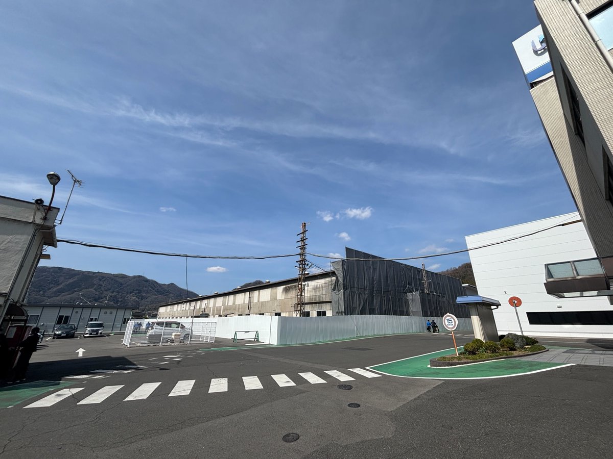 Kitagawa_Gh's tweet photo. 今週の本社リニューアル！ 
先週はアップできずでしたが、
解体が本格化してまいりました😁
幕がすべて張られてガシガシ音が聞こえてきますねぇ～

  #kitagawa 本社がある府中市のお天気さん情報！
3月30日(月)☁️
3月31日(火)☔️
4月01日(水)⛅️
4月02日(木)⛅️
4月03日(金)⛅️
4月04日(土)☔️
4月05日(日)⛅️

お花見は今週末がピークっぽい。🤔
いいお天気が続くといいですけどねぇ～🌸

#製造業 #工場 #ものづくり #お別れ #sayonara #工作機械 #工作機器 #パワーチャック #NC円テーブル #パワーバイス