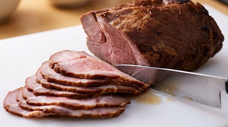 nanashimachida's tweet image. 七志の焼豚（叉焼）は、

豚肩ロースを秘伝のたれに30時間漬け込んで🍖
表面を一気に炙って肉の旨味を閉じ込め🔥
中身をほどよくレアに仕上げております🥩

#ラーメン #七知識