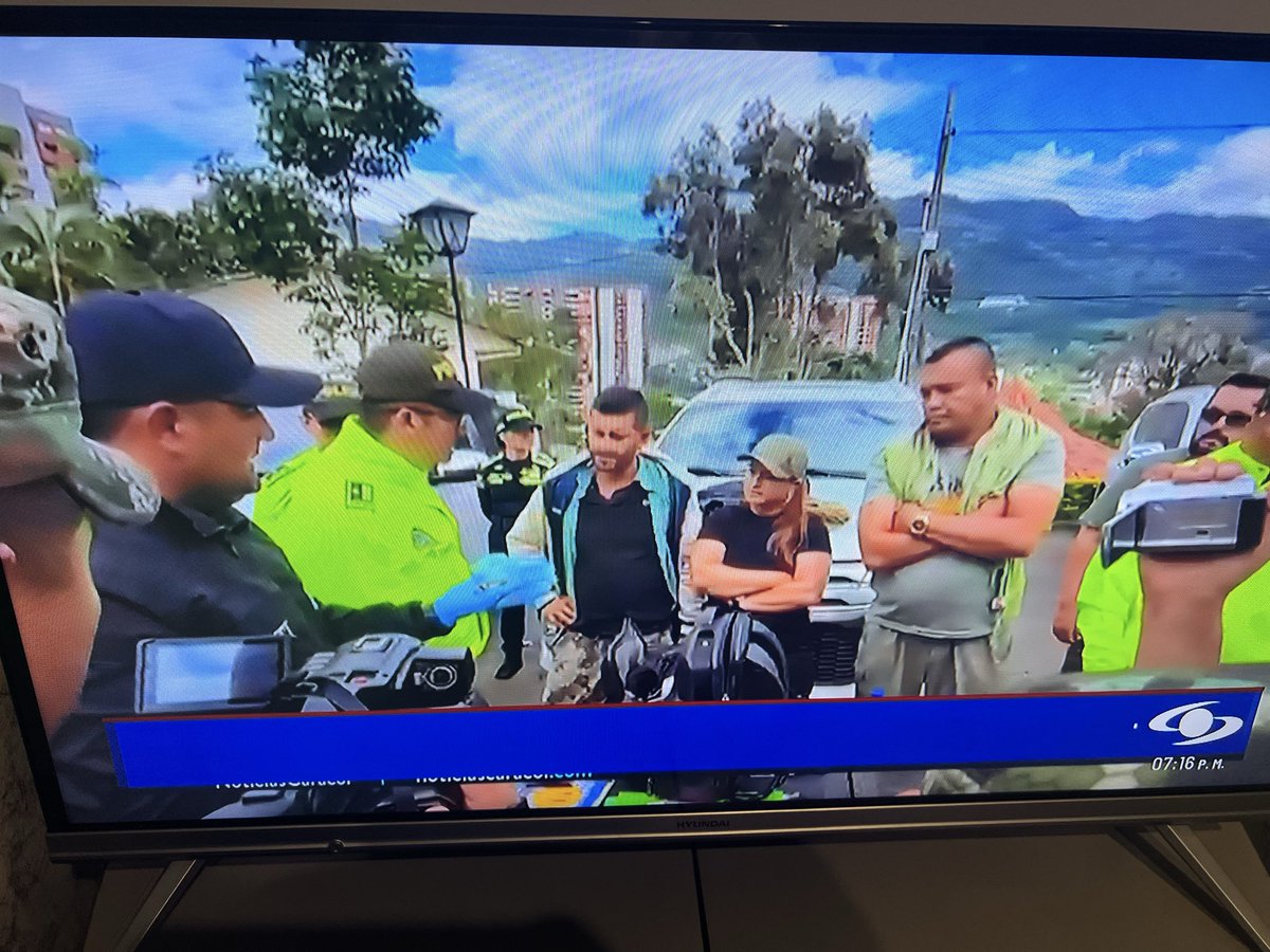 El informe de <a href="/NoticiasCaracol/">Noticias Caracol</a> sobre alias Calarcá es una vergüenza. Cuando <a href="/PalomaValenciaL/">Paloma Valencia L</a> sea la Presidenta, esa vagabundería se acabará. <a href="/PinzonBueno/">Juan Carlos Pinzón Bueno</a> <a href="/charoguerra/">María del Rosario Guerra</a>