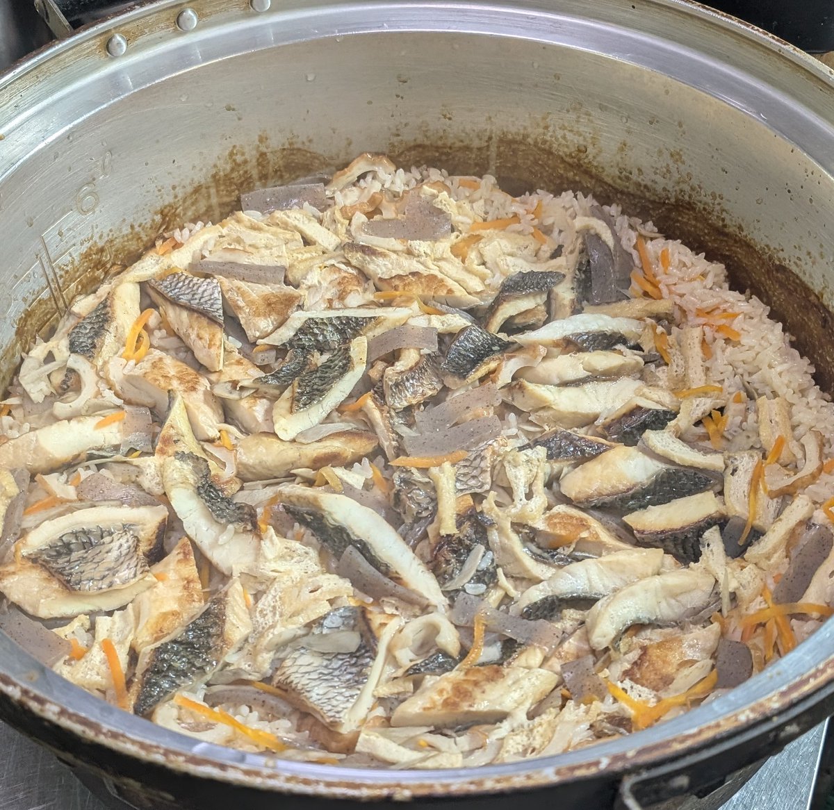 鯛と黒鯛の炊き込みご飯できた〜