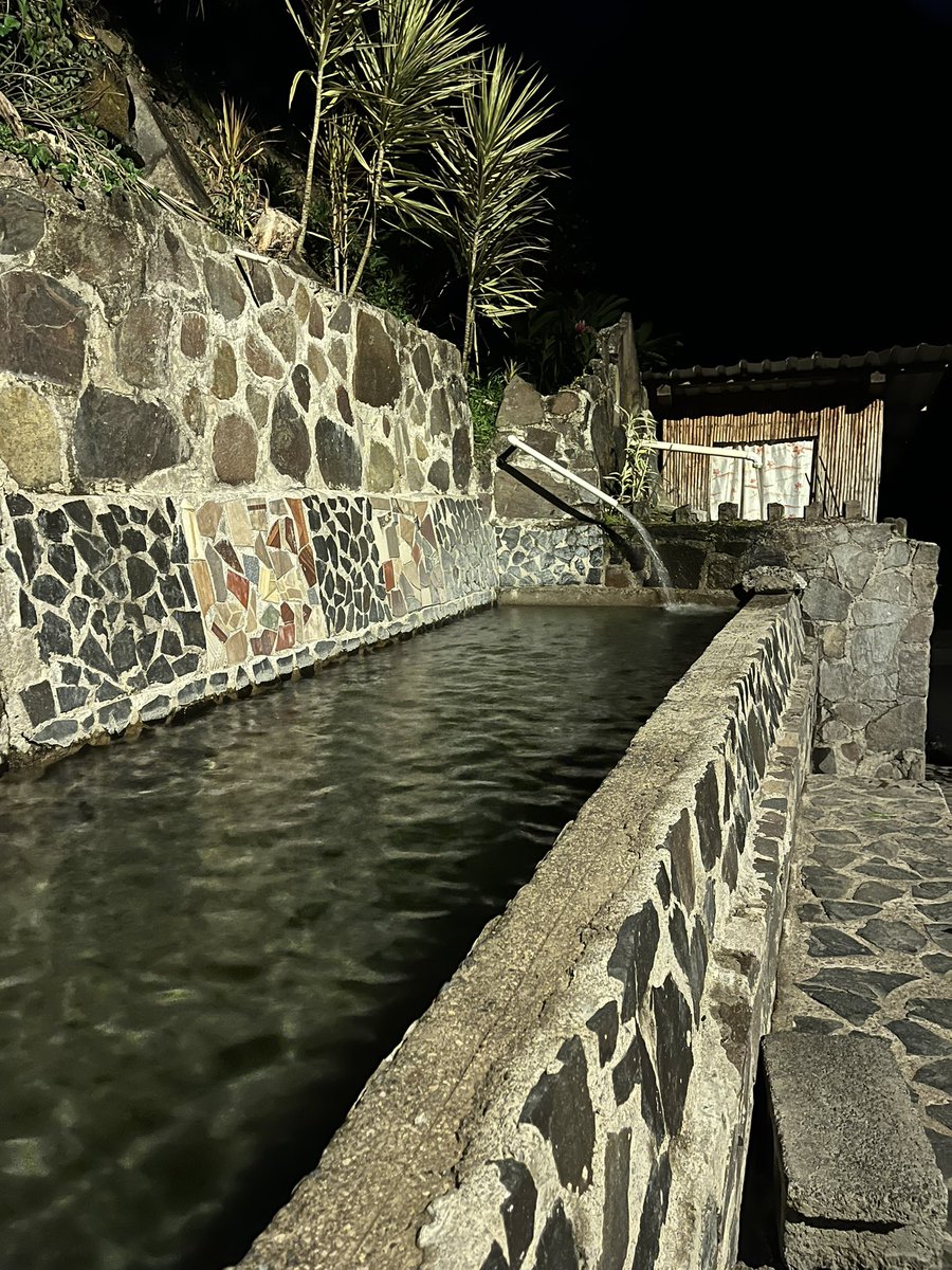 201Expat's tweet photo. ドミニカ国🇩🇲では、そこら中にある道脇の湧き水や水道水が美味いから旅中に1度も水を買う事がなかった

ドミニカ人自身もよく水を飲み、湧き水を汲む事が生活の1部 https://t.co/kiMfRCDoWy
