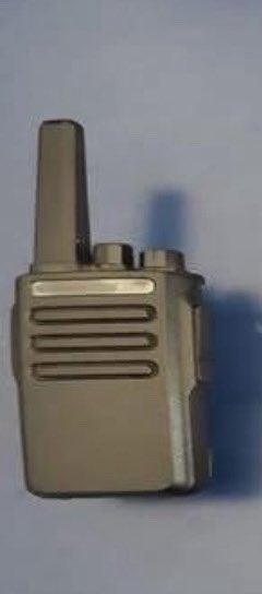 DxterZ11's tweet photo. 🚨📡 QUIERO EXPONER ESTO… 👇

Este es el radio TX600, equipo que estaría siendo utilizado por gente de “El Potro” / “El Tomate”, ligados a los MataSalas.

Hace unos días, en la colonia Urbi Villa, fue detenida una persona perteneciente a esta célula… y ¿qué creen? traía exactamente este mismo radio.

📍 Este dispositivo es de uso empresarial, pero en manos equivocadas se vuelve herramienta clave:
•Alcance aproximado de 2 a 4 km
•Perfecto para controlar zonas pequeñas
•Compacto, fácil de esconder o desechar

⚠️ Esto explica cómo operan: comunicación rápida, discreta y efectiva dentro de colonias como Urbi Villa, donde el control territorial es más cerrado.

No es cualquier cosa… es parte de la logística que les permite moverse sin levantar sospechas.

👁️‍🗨️ Así es como se organizan.

#Sonora #Cajeme #Narco #Seguridad #Alerta 🚨