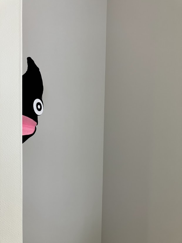 なにやら謎の生物がこっちを見ています。

みなさんも持っている、“あれ”です。

これからの季節、気になり始めるやつ。