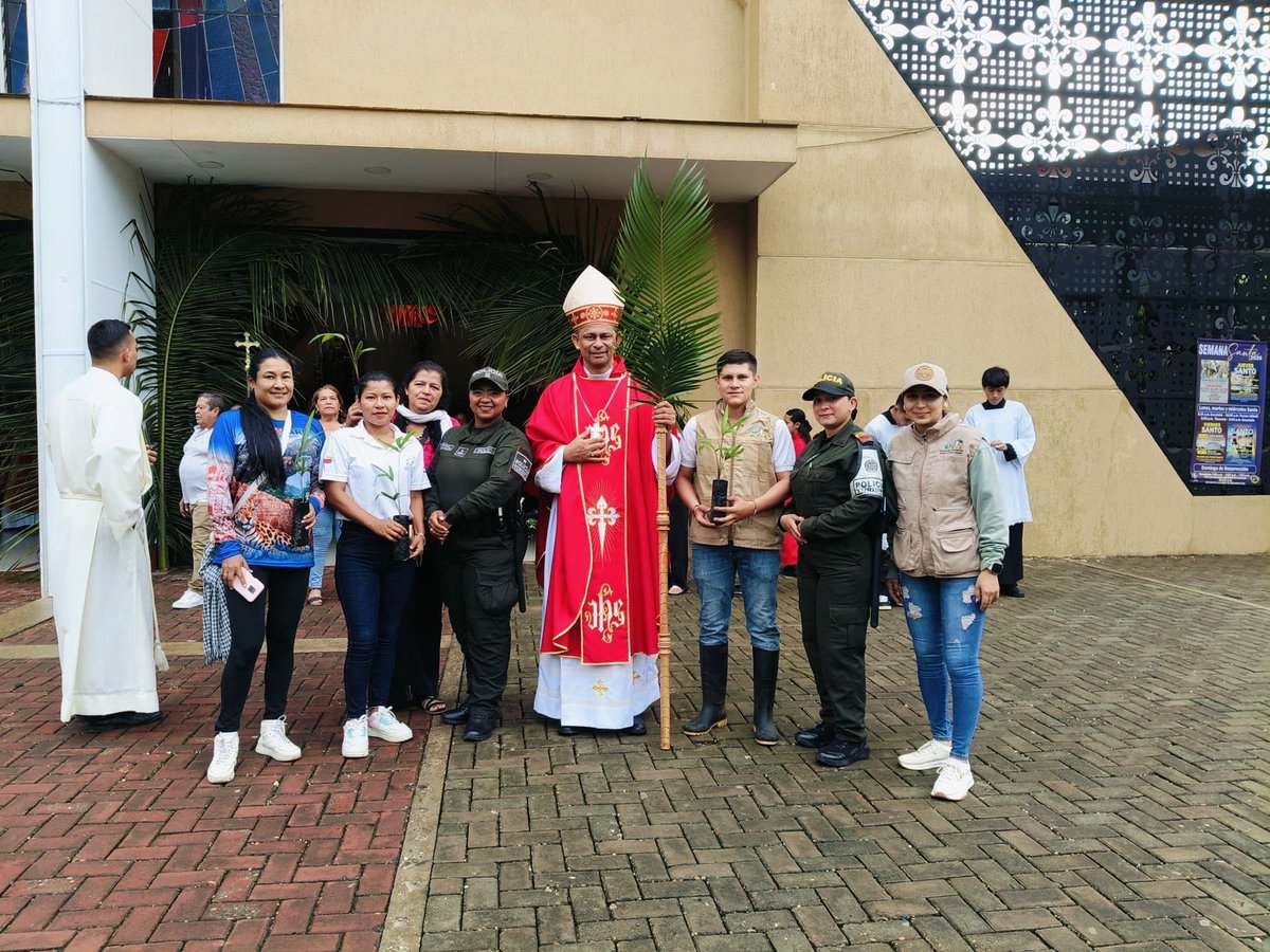 CorporacionCDA's tweet image. 🌿 En la celebración del domingo de Ramos, la seccional Guaviare entregó plántulas en iglesias, promoviendo reemplazar las ramas por árboles. Una invitación a sembrar vida, conciencia y compromiso con el ambiente. 🌱 #CDA #DomingoDeRamos #Sostenibilidad