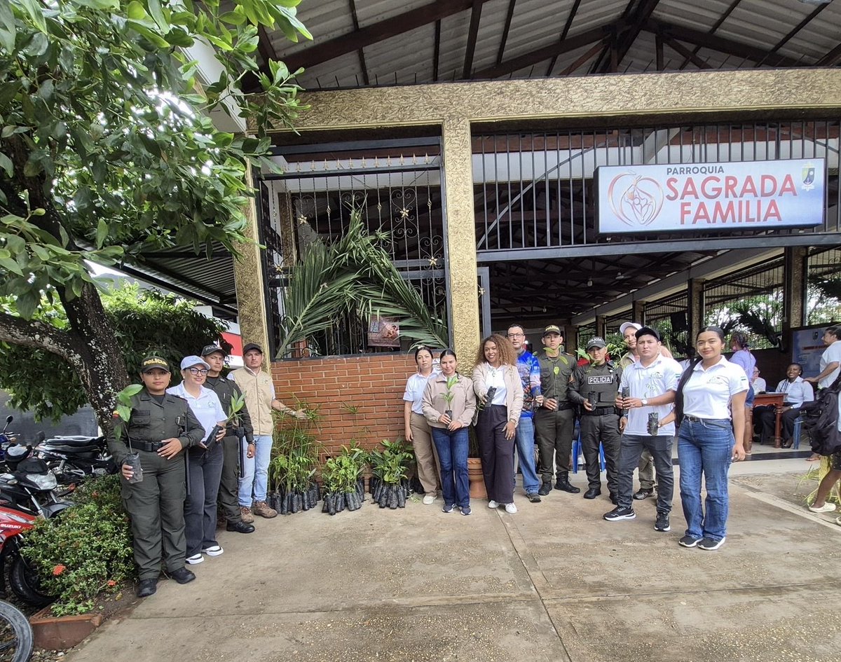 CorporacionCDA's tweet image. 🌿 En la celebración del domingo de Ramos, la seccional Guaviare entregó plántulas en iglesias, promoviendo reemplazar las ramas por árboles. Una invitación a sembrar vida, conciencia y compromiso con el ambiente. 🌱 #CDA #DomingoDeRamos #Sostenibilidad