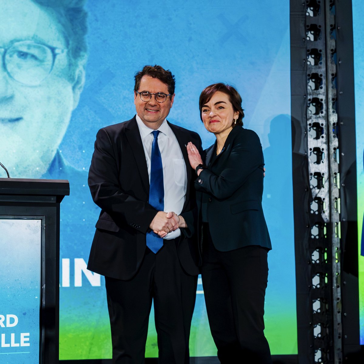 CFrechette's tweet photo. Il reste deux semaines à la course à la chefferie de la Coalition Avenir Québec. Nous avons eu deux très bons débats et avons présenté nos idées et nos priorités respectives. Ça nous rappelle à quel point il est sain et nécessaire d’avoir des discussions sur l’avenir du Québec. 

Au cours des dernières semaines, j’ai montré que j’étais capable de me battre, de défendre mes idées et de porter une vision claire pour le Québec. Mais surtout, ces échanges nous ont rappelé que nos idées reflètent l’ADN de la CAQ, à l’égard de plusieurs dossiers. 

Nous avons eu des échanges francs sur nos priorités. Il en ressort que nous voulons tous les deux améliorer concrètement les services aux Québécois, en santé comme en éducation, notamment. Réduire la paperasse, réduire la taille de l’État et offrir des services plus accessibles et plus efficaces : c’est dans l’ADN de notre parti. 

En matière de sécurité, nous voulons aller de l’avant avec l’adoption de la loi de Clare pour mieux protéger les femmes et prévenir la violence. 

En éducation, on veut continuer de valoriser le travail des enseignants: c’est absolument essentiel. Cela passe notamment par la construction de belles écoles, plus rapidement, et par un environnement de travail qui valorise réellement le rôle essentiel de celles et ceux qui forment nos jeunes. 

Sur les enjeux d’identité, notre vision est claire et partagée. L’égalité entre les femmes et les hommes est non négociable. La laïcité de l’État est un principe fondamental. Et nous devons protéger notre langue, le français. Pour y arriver, nous devons respecter la capacité d’accueil du Québec. 

Je poursuis ma tournée des régions pour aller à votre rencontre, pour vous écouter et bâtir avec vous la suite. Je veux un gouvernement à votre image et à l'image de la CAQ : fier de son identité, autonomiste et pragmatique. 

Je reste convaincue d’être la bonne personne pour devenir cheffe de la Coalition et votre première ministre. Je continuerai de faire équipe avec Bernard, comme avec l’ensemble de mes collègues. Ensemble, préparons l’avenir!