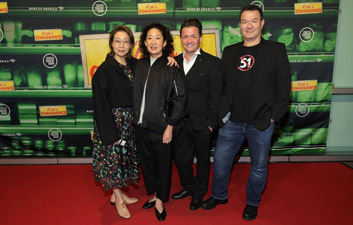 sandraohinfo's tweet photo. 📸 | Linda! Mais de Sandra Oh na noite de abertura de ‘Kim’s Convenience’, que aconteceu na última terça-feira (24), no Ahmanson Theatre, em Los Angeles, Califórnia. https://t.co/Bg5FrOGjCD