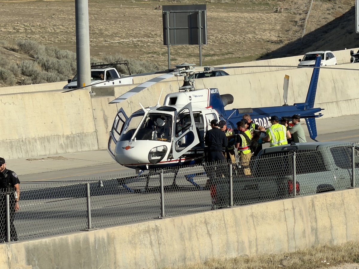 SLCScanner's tweet image. 🚨 I-15 #CLOSED – Motorcycle Crash at Point of the Mountain
(17000 S, I-15 SB, Draper)

Around 5:40 PM, Utah Highway Patrol responded to a motorcycle crash. The rider was critically injured and was flown by AirLife Helicopter to a Trauma One hospital. Unknown if other vehicles