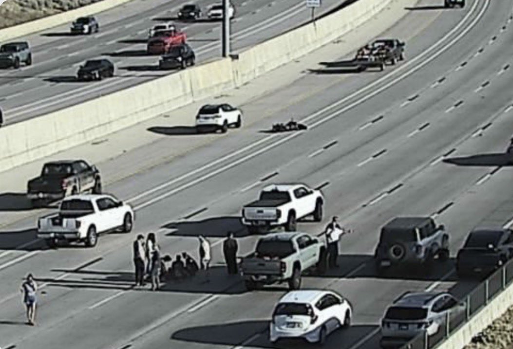 SLCScanner's tweet image. 🚨 I-15 #CLOSED – Motorcycle Crash at Point of the Mountain
(17000 S, I-15 SB, Draper)

Around 5:40 PM, Utah Highway Patrol responded to a motorcycle crash. The rider was critically injured and was flown by AirLife Helicopter to a Trauma One hospital. Unknown if other vehicles