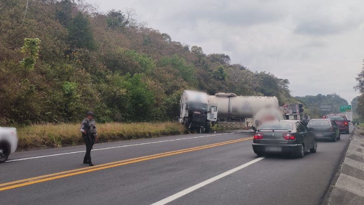 GN_Carreteras's tweet photo. #TomePrecauciones en #Puebla se registra cierre parcial de la circulación tras #Accidentevial cerca del km 190+100, de la carretera Tulancingo-Tihuatlán. Atienda indicación vial. https://t.co/wCcYbL70X7