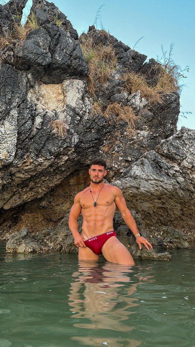 tayvxmodel's tweet photo. Postcard from paradise😎 🌞 
The uncensored version is in the bio👿 
#MuscleOnlyFans #Jock #MaleOnlyFans #HungAF https://t.co/5g9jD58iFe