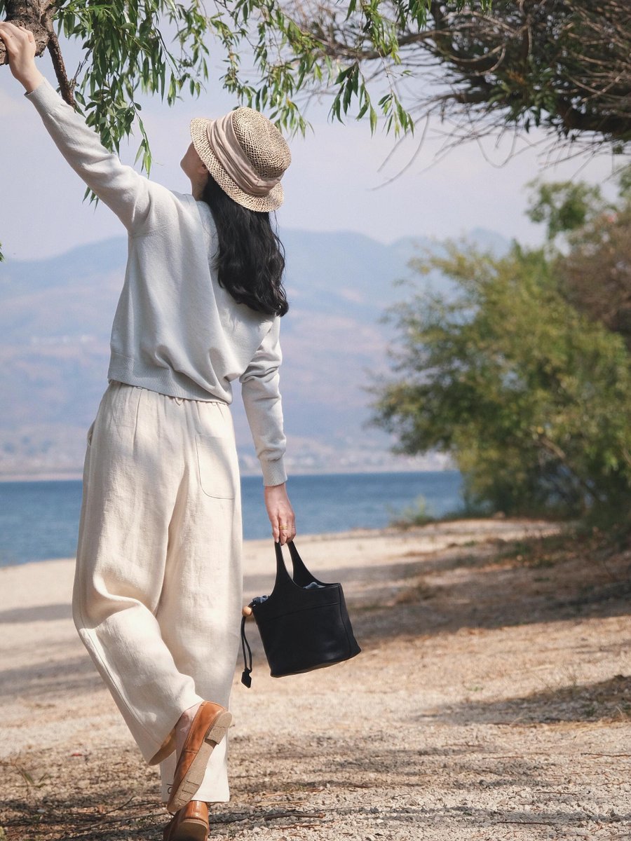 0erTtLsjweFtZGB's tweet image. When the wind whispers your name... 風が名前を呼ぶよ 🍃

Hat on, heart open. 帽子かぶって、心は自由に。🌅

#seaside #japansea