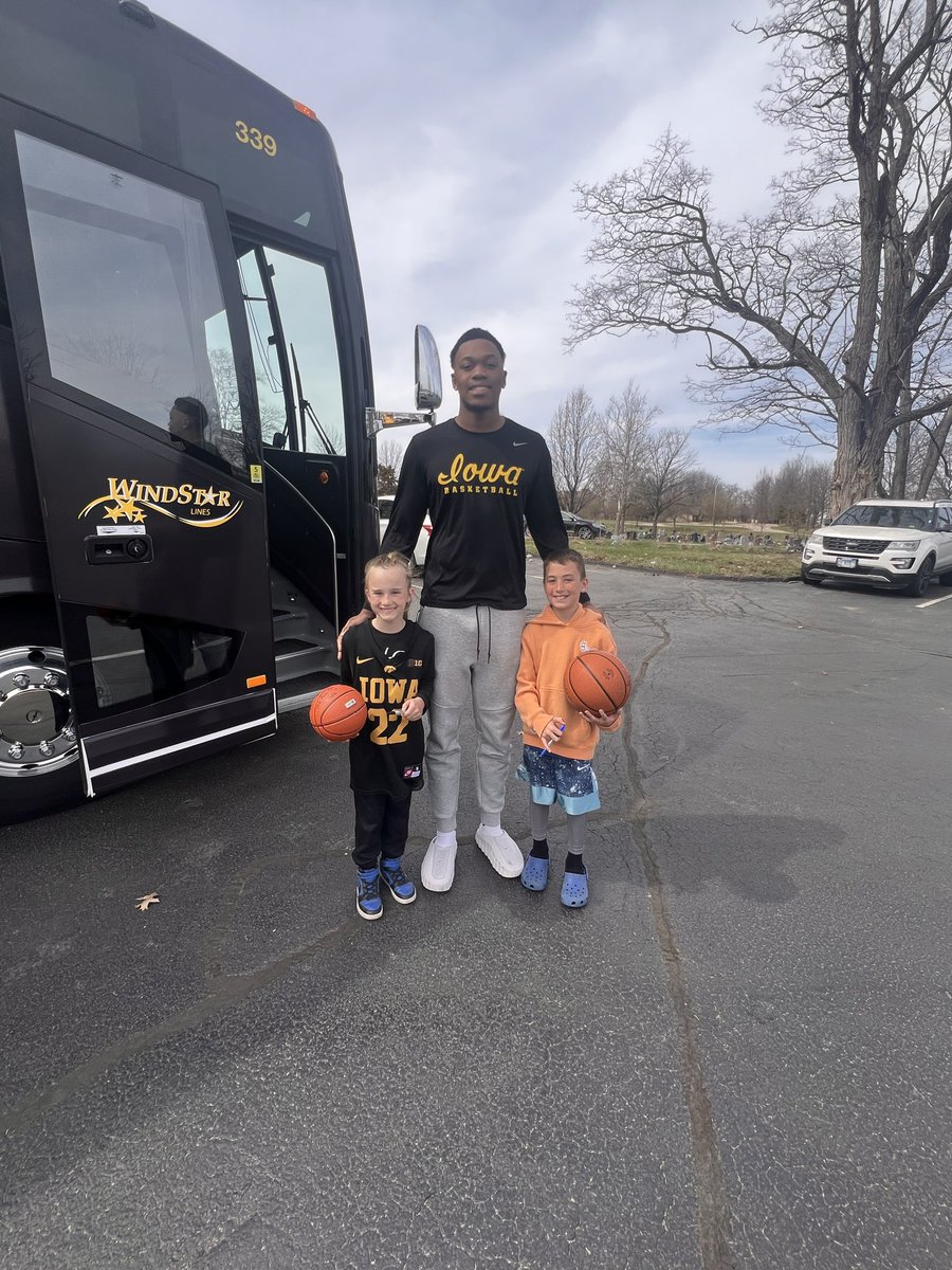 jenholtz87's tweet photo. @ChadLeistikow Thanks for the heads up! Kiddos were able to snag some pics and autographs! 💛🖤🏀 https://t.co/ZgW1JU8v11