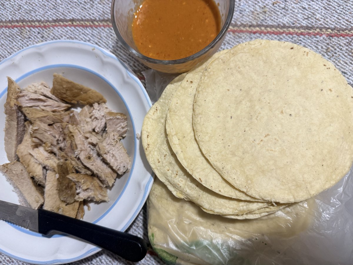 No tengo mucha hambre, así que sólo le haré los honores a las carnitas.
Unos tacos con salsa de chile habanero que no pica mucho, pero pasable.
Si salen como 8 tacos bien servidos
Y mi coquita
El chicharrón queda para mañana
Me trajo como 5kgs de tortilla.
Tantita madre.
😋😋