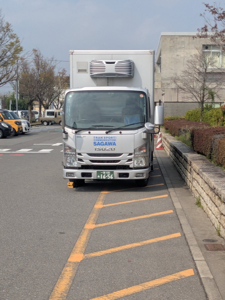 GTturbo101's tweet photo. 駐車場禁止場所に堂々と駐車するトラック
燃料タンクのキャップも無い
#駐車禁止　＃トラック　＃飛脚 https://t.co/Tn2lW6uw8Y