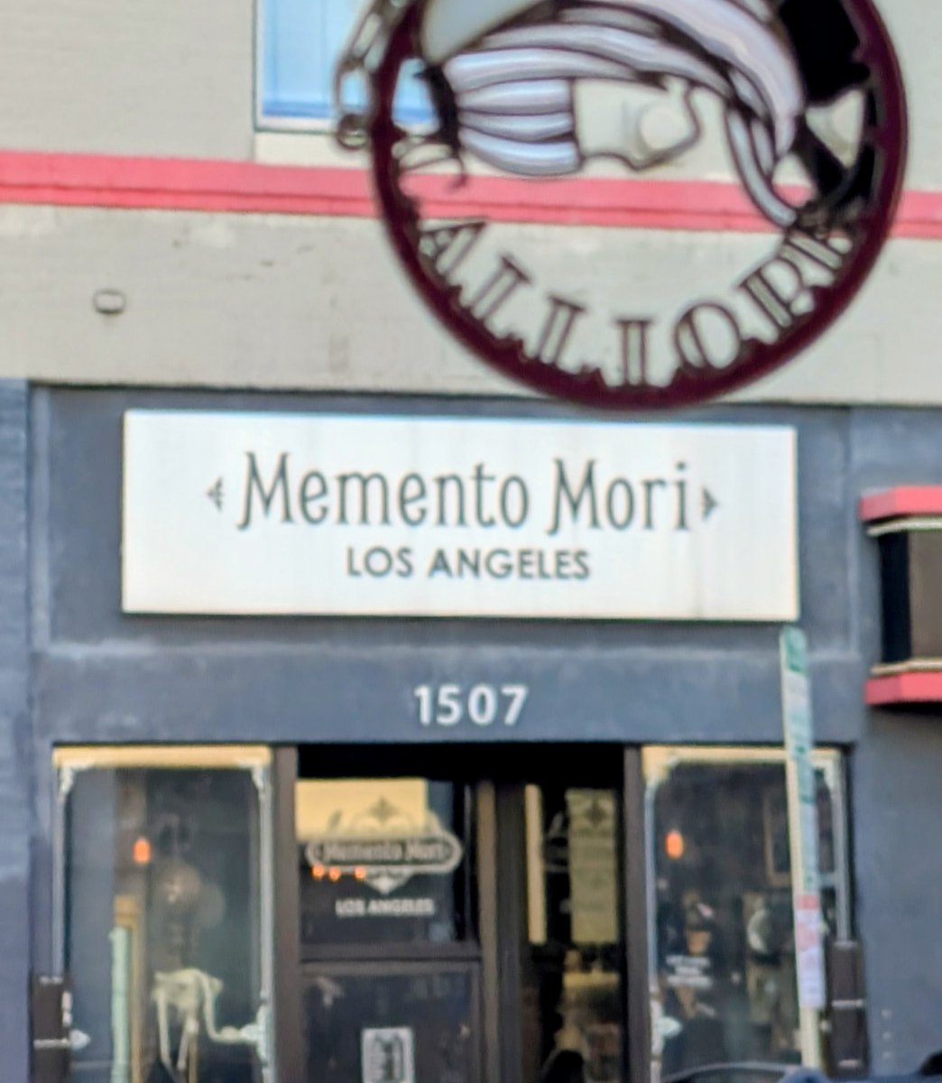 Putridbeast's tweet photo. Exploring LA after drawn to dawn and i found Calli's side hustle, she really is a workaholic #calliomeme https://t.co/nr3pB7Vjx4