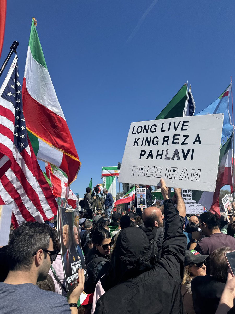 Anat80s's tweet photo. از تجمع امروز در دی سی. 
به شدت مشتاق دیدار آقای مراد ویسی عزیز @RezaVaisi بودم ولی متاسفانه پیداشون نکردم 💔
#KingRezaPahlavi‌ForIran https://t.co/Qd0IpoG1xM