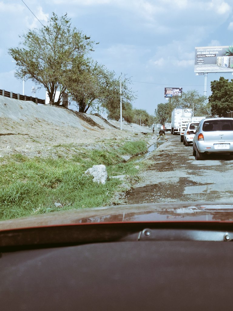 PLEV1409's tweet photo. @GobTlaquepaque @siapagdl @muralcom @GobiernoJalisco Tenemos varios días con fuga de drenaje por lateral periférico sur hacia carretera Chapala adelante estación Jañisco 200 años y se les olvido el arreglo de la lateral de la zona #SIOPJALISCO https://t.co/tCo1H66kwh