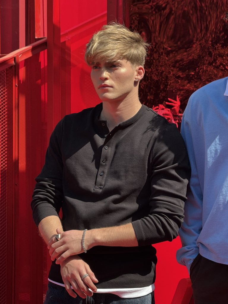 biɑnet is reɑdy for dinner pɑrty 🍽️ tweet media