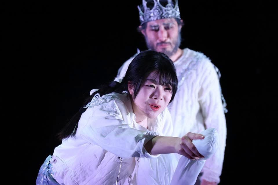 『令和X年のリア王』
いよいよ本日千秋楽です👑

悲劇だけども愉快で、
何とも言い表せない余韻が残るこの劇を
是非一緒に体感出来たら幸いです✨

14:00から吉祥寺シアターにて、
みなさまのご来場を心よりお待ちしております！！（T.K）

🎫当日券もご用意しております🎫

#戯曲組
#吉祥寺シアター