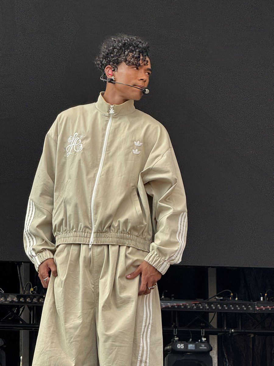 biɑnet is reɑdy for dinner pɑrty 🍽️ tweet media