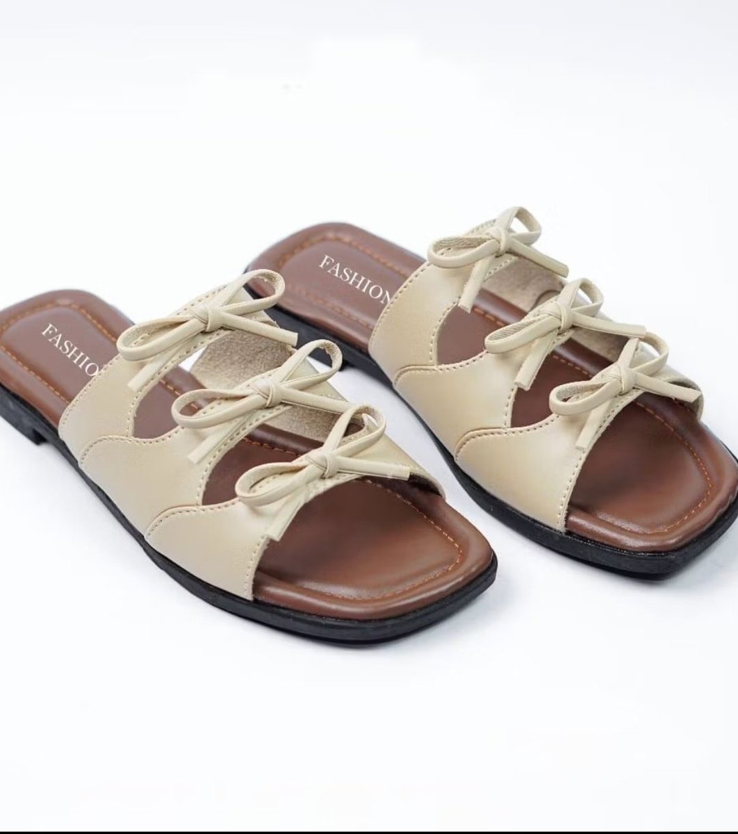 veeyousz's tweet photo. rekomendasi sandal buat main yg harganya affordable🤎🤎 https://t.co/tgO33AdudU