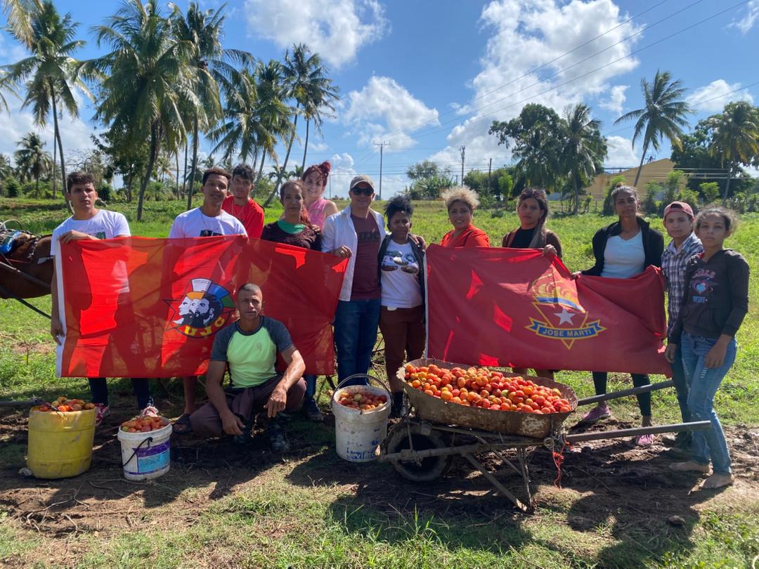 enediel_mp's tweet photo. Hay quienes no saben que la nobleza, la honradez y la fuerza también son frutos del trabajo. Para ellos el trabajo será siempre un pesar y nunca verán el barro convertido el milagro.
Trabajo voluntario en saludo a un nuevo aniversario de la UJC https://t.co/XYILU5S1Gd