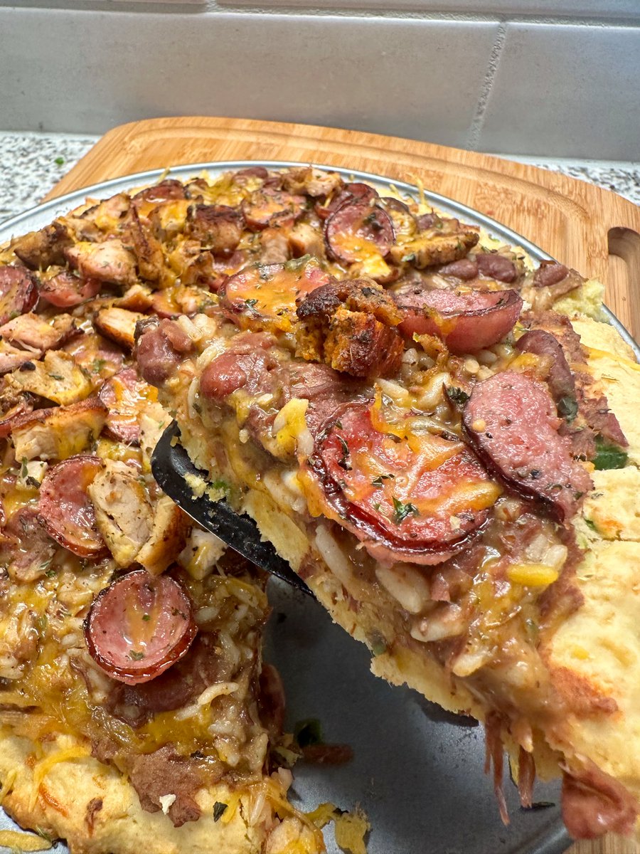 SwAgeR_WaGoN's tweet image. I made Red Beans and Rice Pizza w a jalapeño cornbread crust 🤤 #pizza
