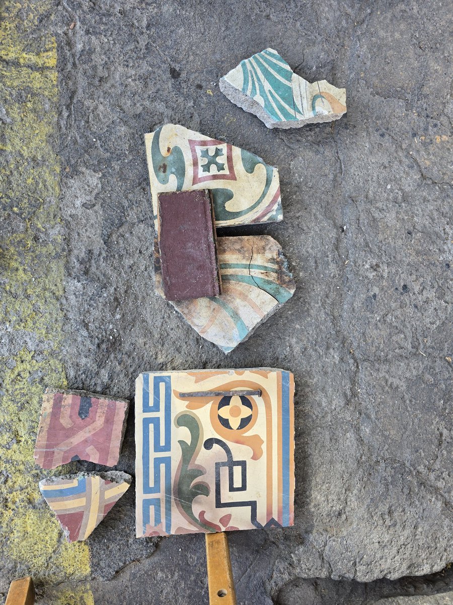 Sí. Hay destrucción y dolor, pero también está la oportunidad de rescatar, documentar y compartir para no olvidar. Estas son piezas recuperadas de los pisos que pertenecían a las casas incendiadas sobre la octava, en lo que va quedando del Centro Histórico de San Salvador.