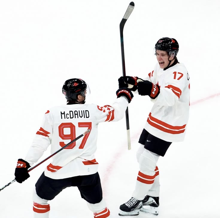 sarah 🏒🪩 tweet media