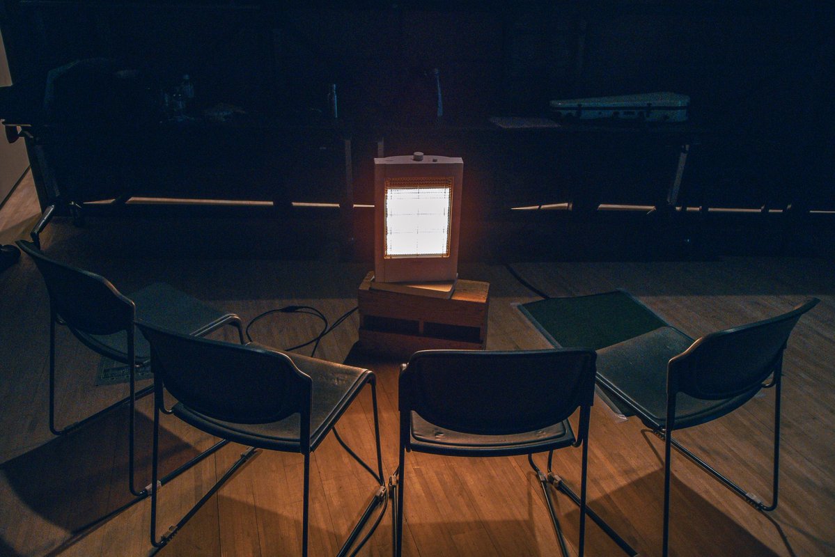 音楽会の舞台袖…
奏者の事を考えると暖房は入れてあげて欲しいな。

しかし僕は3月働き過ぎだ。
疲れて咲きかけの桜すら見たいと思わない。寝たい…

音楽は素晴らしい。
嘘つかないからね。

嘘つき、嫌い。