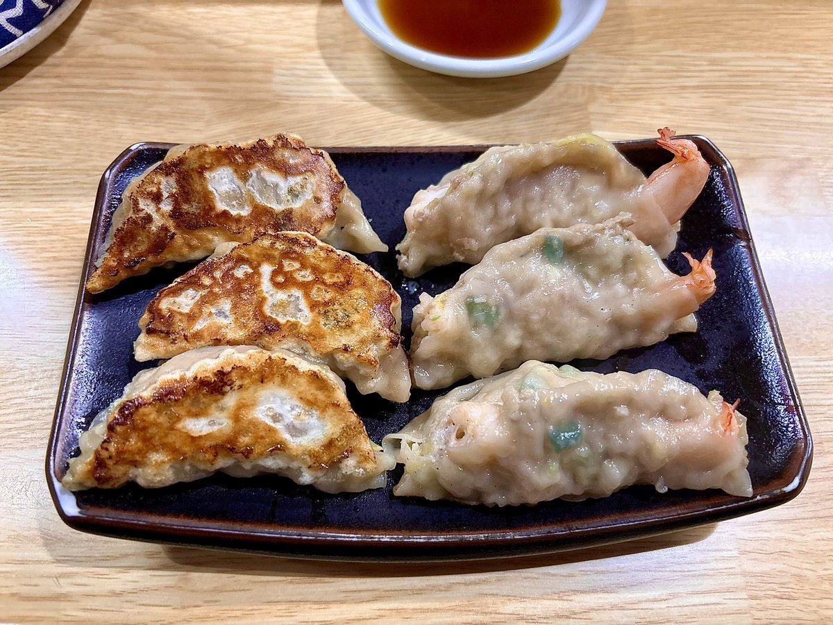 UZwgw3's tweet photo. 「餃子飯店🥟」
夕暮れ時に岐阜駅南清水川沿いを歩くと
なにやら気になるお店を発見❗️どうやら老舗の超人気店らしく開店10分でほぼ満席。

肉餡たっぷりの餃子もぷりぷりなエビ餃子も驚くほど美味しい‼️香ばしい炒飯も👍
数ある有名店の餃子のなかでも人生で一番感動ものの味だ(o^^o) https://t.co/fRLPIKT4Ep