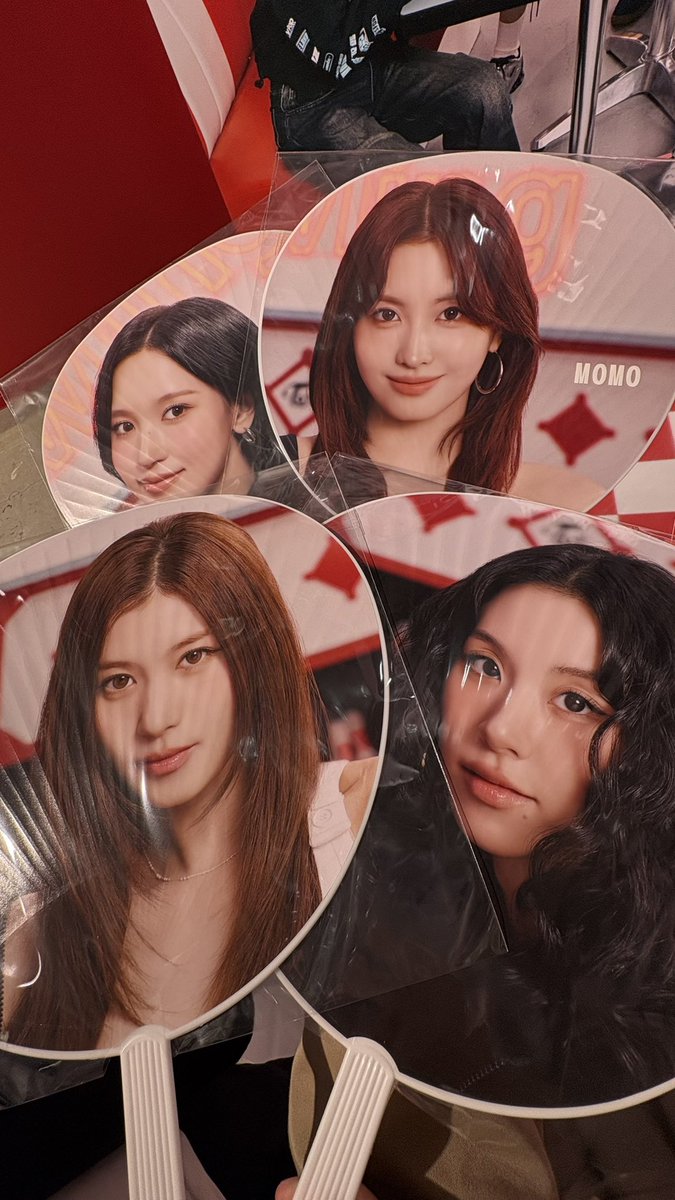 TokyoYurie's tweet photo. TWICEのポップアップで家族分のうちわ買えた‼︎可愛い♡
#TWICE
#THIS_IS_FOR_WORLD_TOUR_IN_JAPAN
#POPUP_STORE https://t.co/iFon7GohuX