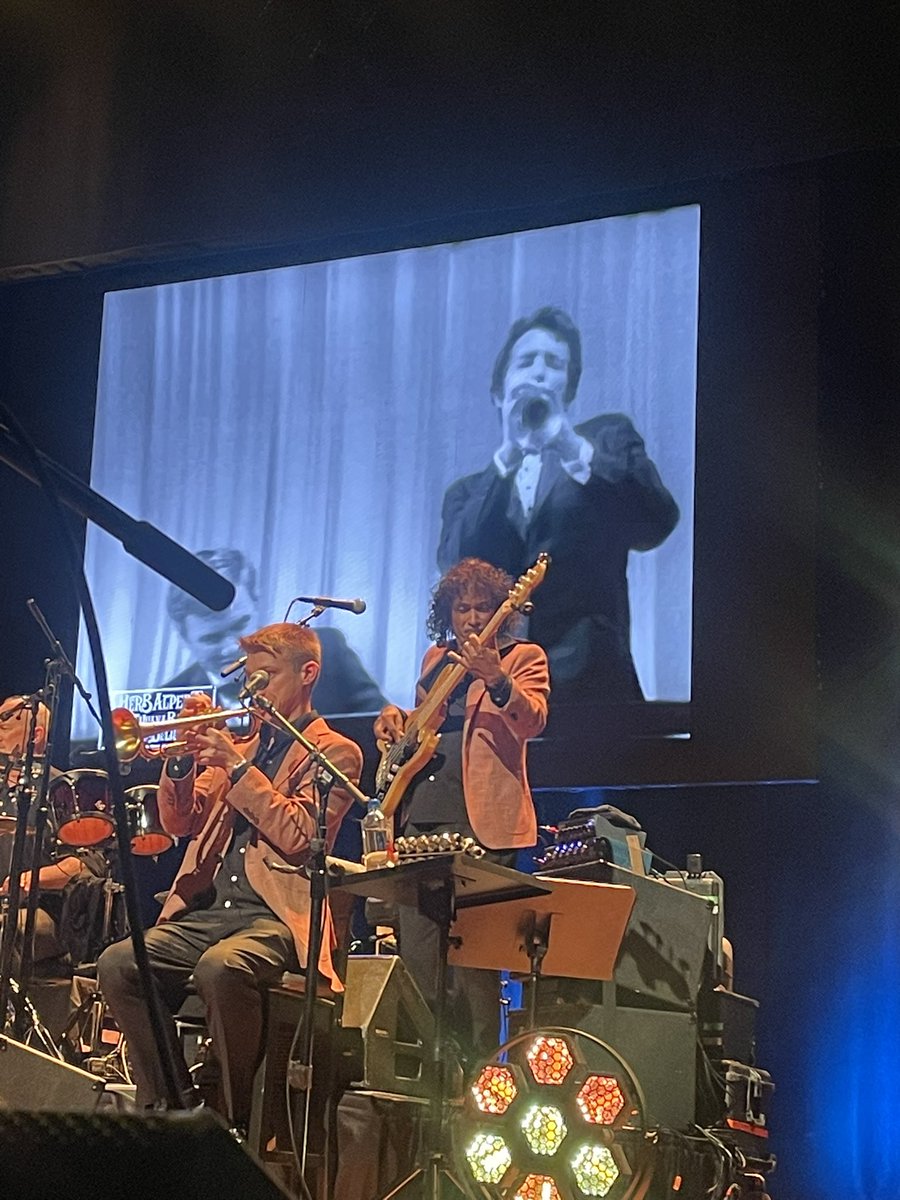 Lora Lyons 👑 tweet media