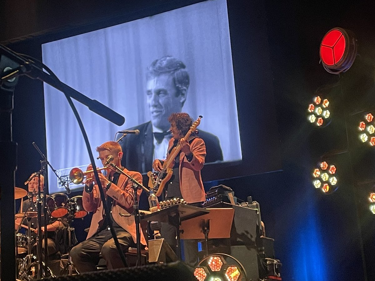 Lora Lyons 👑 tweet media