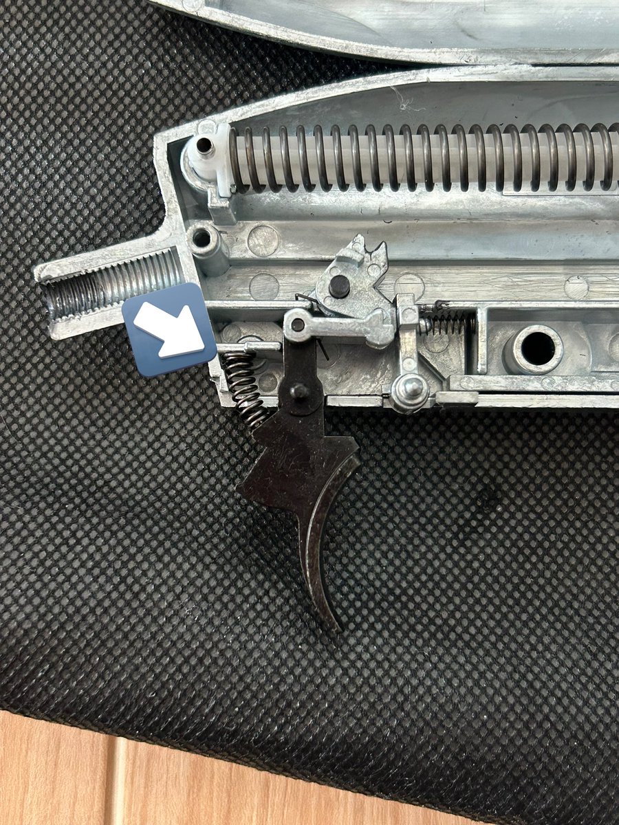 Mroctpus's tweet photo. 昨日、CA870メンテしててあれ？って思ったんすけどブルドッグのトリガースプリング(1枚目)とチャージャーのトリガースプリング(2枚目)長さが違くてトリガーフィールがかなり変わるんすね。
いったん、しっかり目なチャージャーにしたけど好み分かれそう。 https://t.co/6EqMniNT73