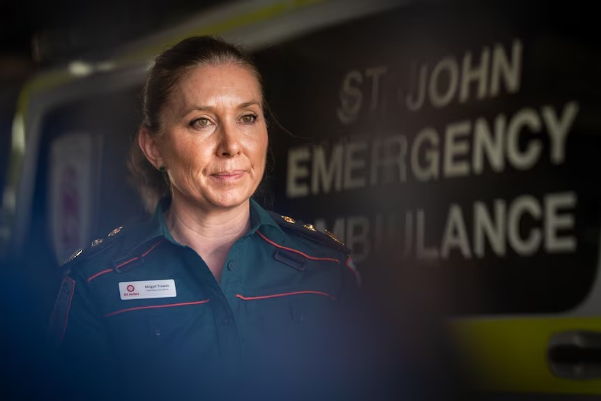 ParamedProf's tweet image. The @Stjohnnt #ambulance service was forced to abandon more than 40 per cent of 000 calls across Darwin &amp;amp; Palmerston last Friday.
St John declared an Operational Capacity White which means it was unable to meet peak demands for the #health service. #EMS facebook.com/ParamedProf/po…