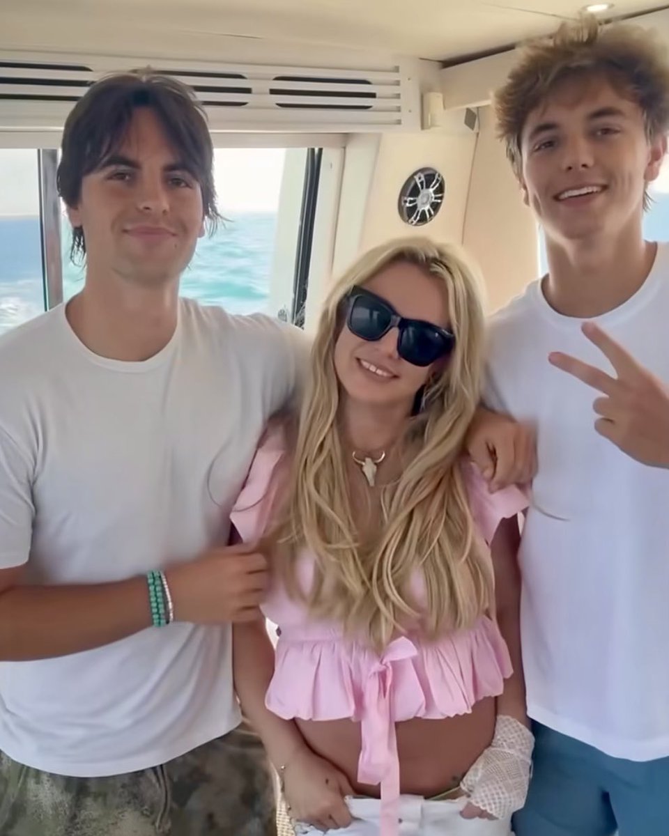 Britney Global 🌍 tweet media