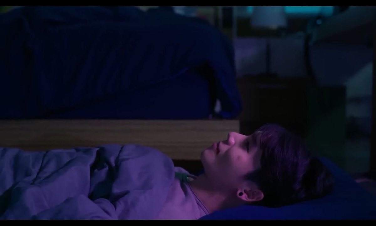 seokjdunk's tweet image. esse bl tá construindo um lugarzinho no meu coração com só 3 episódios assistidos… que dizer dessa cena? o day todo curioso pra ver o rosto do Mhok, e quando vê da um sorrisinho, enquanto isso o Mhok que fingia estar dormindo, solta um sorriso de lado… sério, lindos demais 😭❤️