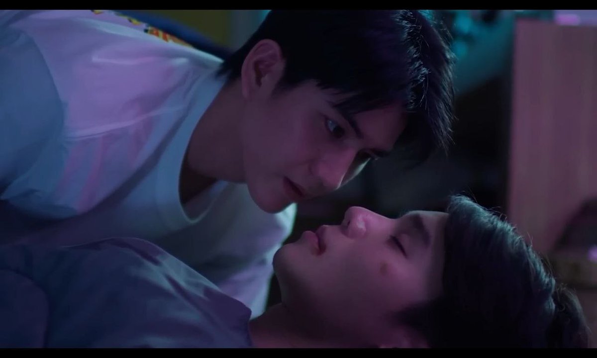 seokjdunk's tweet image. esse bl tá construindo um lugarzinho no meu coração com só 3 episódios assistidos… que dizer dessa cena? o day todo curioso pra ver o rosto do Mhok, e quando vê da um sorrisinho, enquanto isso o Mhok que fingia estar dormindo, solta um sorriso de lado… sério, lindos demais 😭❤️