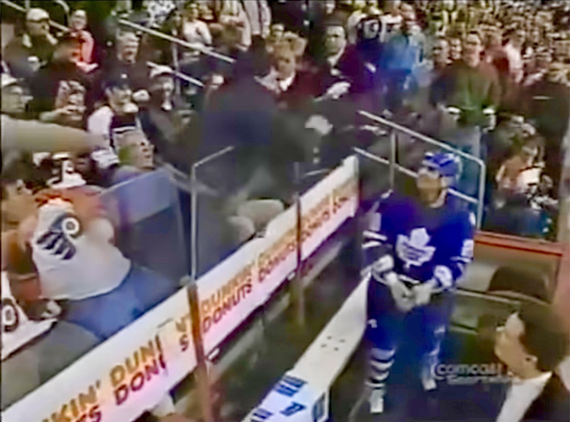 Berger_BYTES's tweet image. Hard to believe this was 25 years ago tonight, in #Philadelphia. Tie Domi vs. Fat Philly Fan. It happened directly below my press box location. What a night.😱 #Leafs #Flyers #LeafsForever