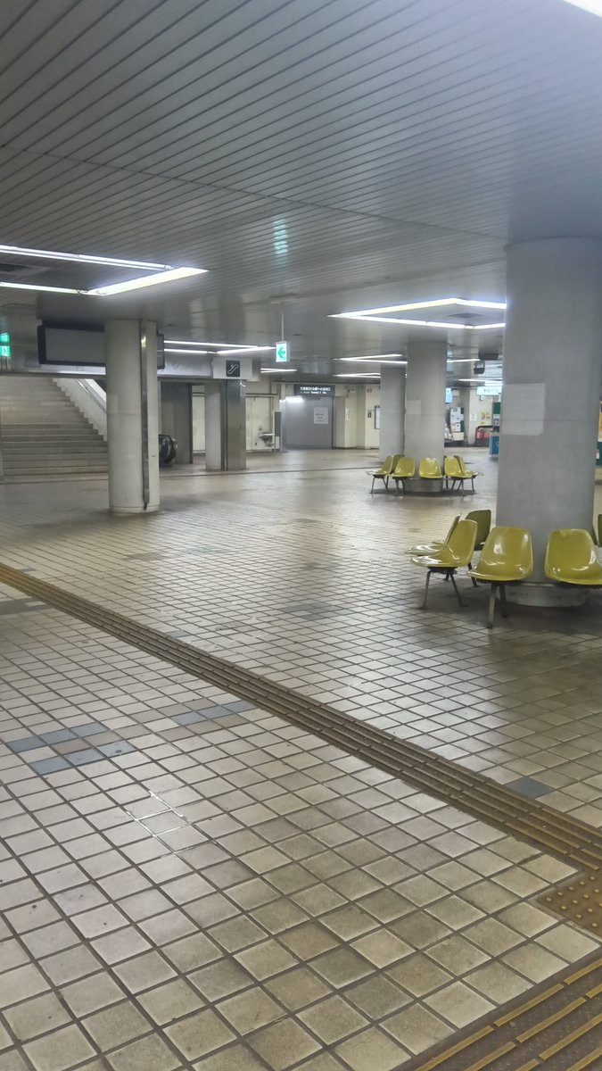 chiri_sakura_p's tweet photo. この度、The Backrooms JP Wikiの「素足コンテスト2026」の応募を決定しました！初めてのイベント参加ですが、頑張ります！また、タイトルは「回廊と駅と」を予定しています。

以下は、応募の際に使う予定の画像たちです。(全て自分で撮影(加工なし)) https://t.co/xQvyCXs1lP