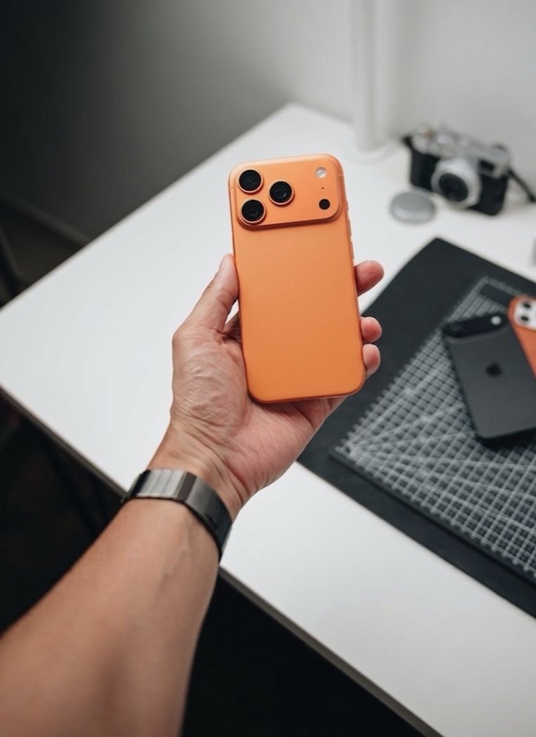 Techie_Metax's tweet image. Think there’s something missing on my new iPhone 17 pro😩 Fresh vibes for a busy day! 🧡 Can't wait to put this to good use. #NewGear #TechSetup #StayProductive