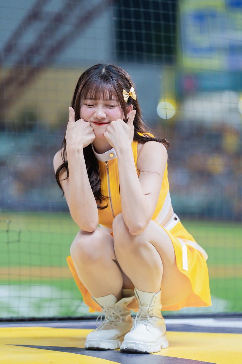 Diccc0213's tweet photo. 👉 いつもの球場に戻ってきたよ！一緒に楽しく応援しようね💛

#台湾チア #台湾チアガール 
#中信兄弟 #中信兄弟啦啦隊 #啦啦隊
#野球 #野球応援 #プロ野球 
#冼迪琦 #小迪 #SinTikKei 
#スティッチ https://t.co/KqX1T0GcO0