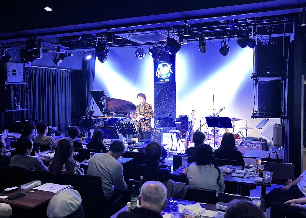 japauta's tweet photo. 満員御礼！
ジェントル三木第２回JIVE-Kスプリングライブ無事終了いたしました。
満員のお客様、ゲスト、会場スタッフの皆様のおかげで、充実したステージになりました。

予約満席のため、今回お越しいただけなかった皆様、本当に申し訳ありませんでした。

#ジェントル三木 #姫川さくら #JIVEK https://t.co/bqDitVCIkh