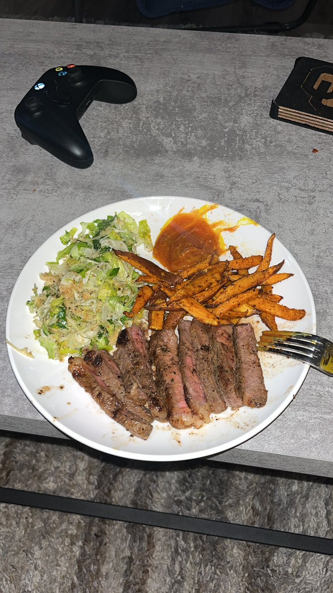 bhaddy67's tweet photo. Ex husband cooked me steak. #YUNGHO https://t.co/zOgb2misgb