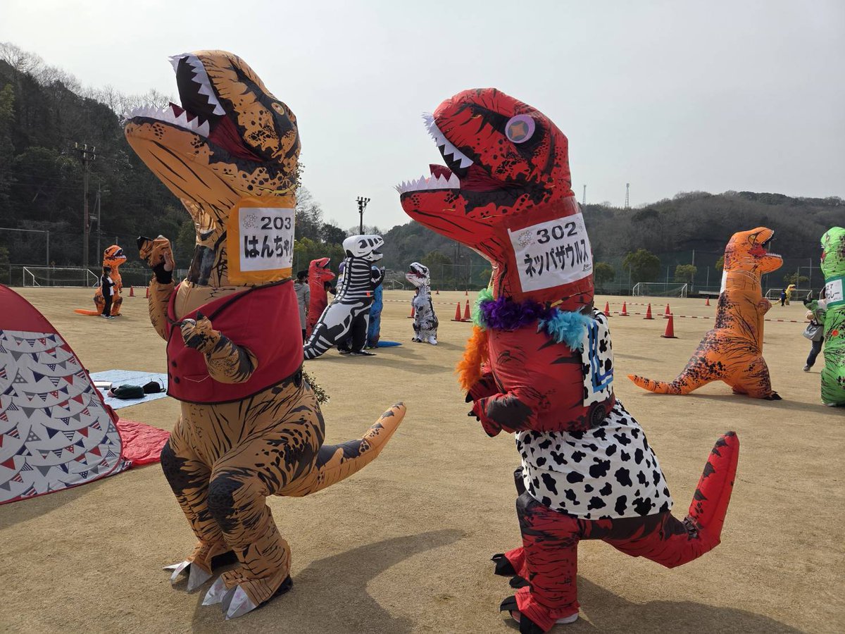 BanBoo29's tweet photo. お疲れ様でした🦖
#いかさティラノレース
色々お色直しの4パターンで参加しました😊もちろんティラ噛みも♪新しい仲間やお友達増えてますます沼る♪
次回またお会いしましょう🍻綱引き+玉入れしたから💦全身筋肉痛💦
#ティラ活
#ティラ噛み
#headRex
#井原市
#ティラ活アイドル https://t.co/sn1UM24sNa