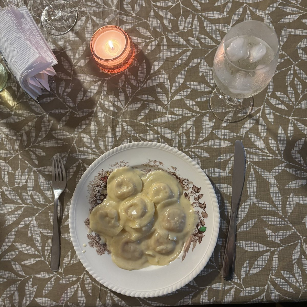 bleachtay's tweet photo. vos y yo una cita romántica vino y sorrentinos https://t.co/FWei47RBzH