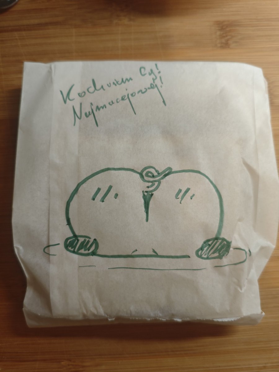 Kikoshima's tweet photo. Maślana sobie wczoraj kupiła lampkę świnkę i śmieje się za każdym razem gdy widzi jej tyłek, więc musiał być dzisiaj na kanapce ten rysunek https://t.co/IUO0O7qdjH